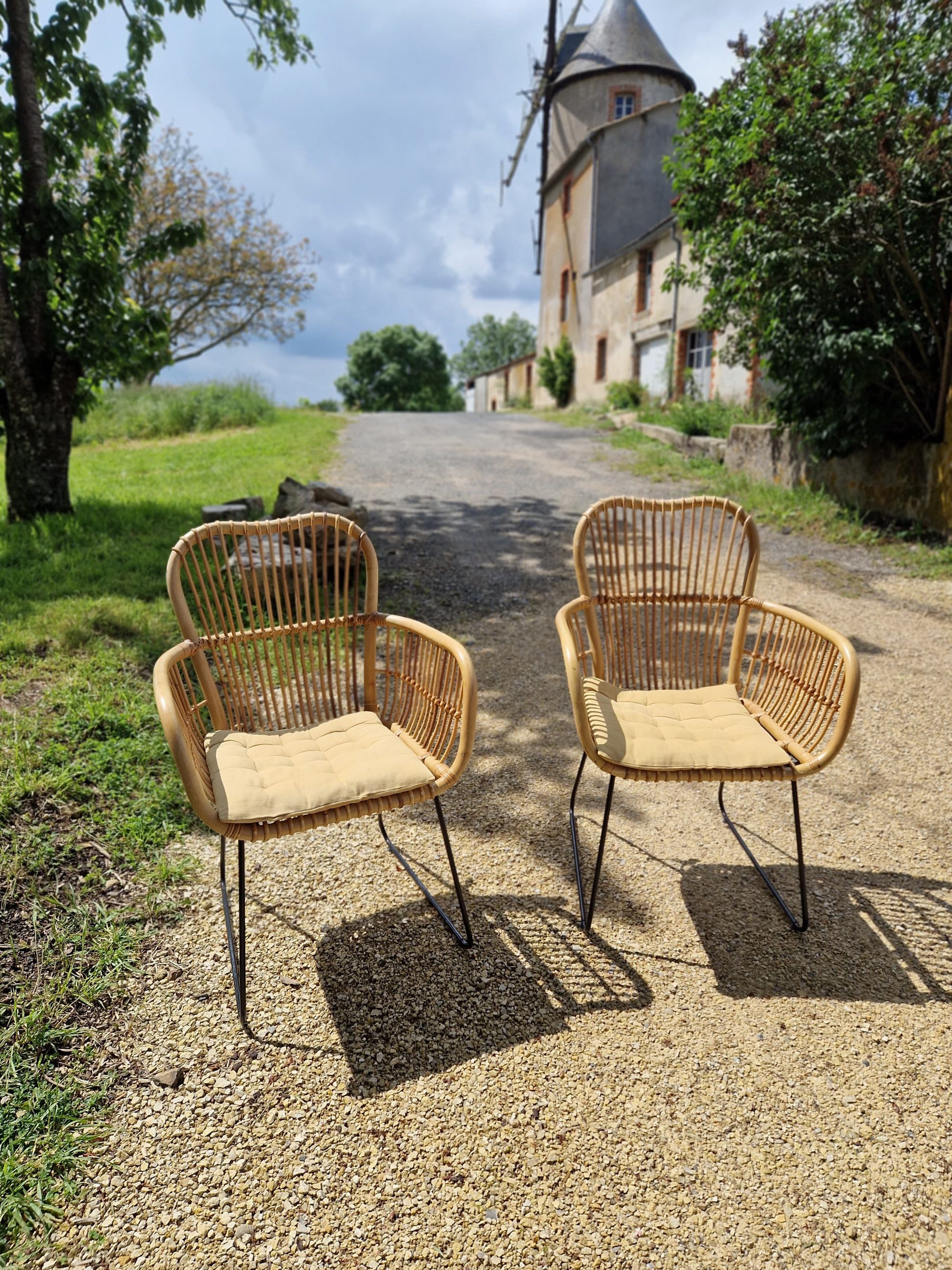 2 chaises en rotin au moulin de la Noue ronde